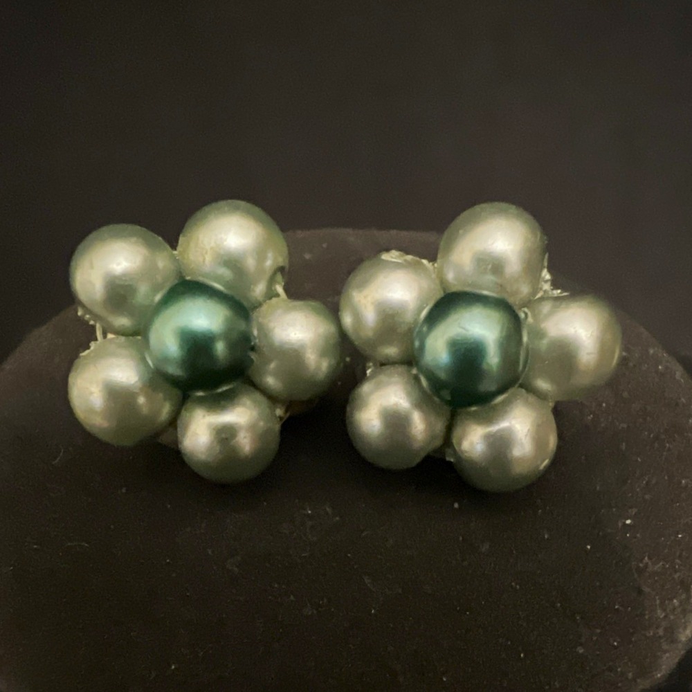 Vintage Green Faux Pearl Flower Cluster Clip-On Stud Earrings Hong Kong